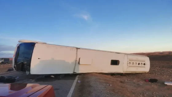 فاجعة طرقية جديدة الله يحضر السلامة . . . وفاة 4 اشخاص و إصابة 22 آخرين في حادث انقلاب حافلة
