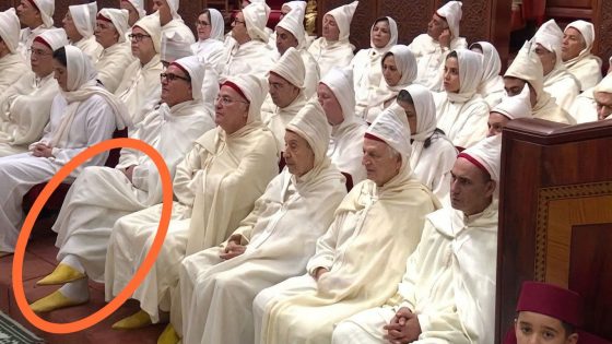 أخنوش وطريقة الجلوس في افتتاح البرلمان امام جلالة الملك .. داير رجل فوق رجل و ما مسوقش لسيدنا في لقطة فيها قلة الاحترام