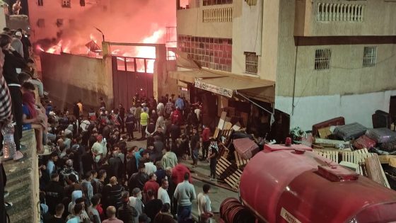 حريق فمعمل ديال الخشب فباب الخوخة بفاس كيتسنفر السلطات