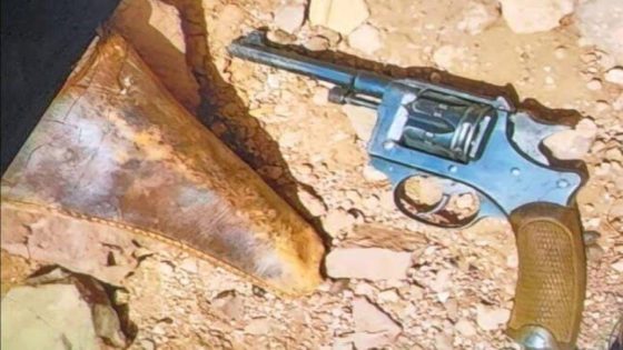 عمال البناء لقاو مسدس وذخيرة حية مدفونين تحت أرضية حمام فدار مخصصة للكراء